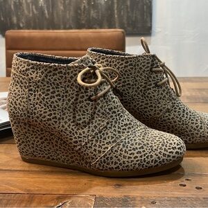 Tom’s wedges used good condition. 71/2